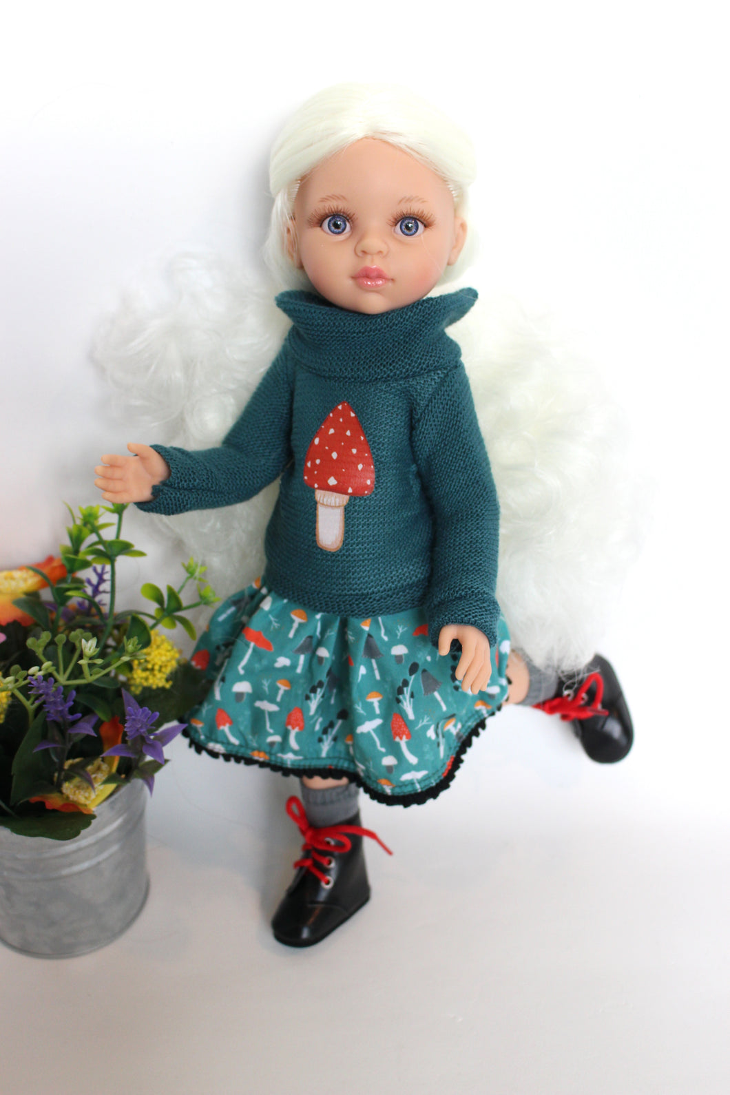 Articulated Cecile in Winter Outfit (Las Amigas Paola Reina)